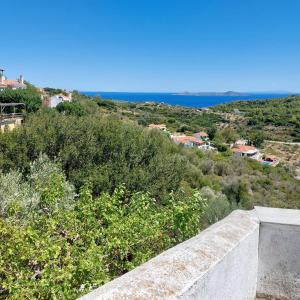 a view of the ocean from a retaining wall at Sunrise house Alonnisos in Alonnisos