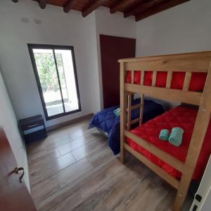 una camera da letto con due letti a castello e una finestra di VIÑAS DEL SOL a San Rafael Altre 11 foto