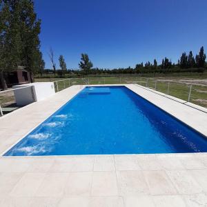 una piscina con acqua blu in un cortile di VIÑAS DEL SOL a San Rafael