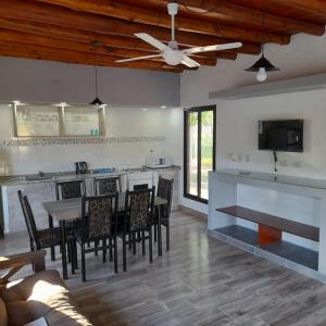 una cucina e una sala da pranzo con tavolo e sedie di VIÑAS DEL SOL a San Rafael