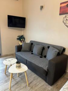 sala de estar con sofá y mesa en PANOS' STUDIO en Mirina