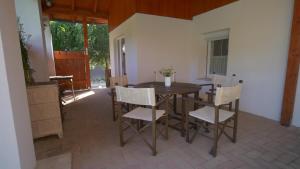 a dining room with a wooden table and chairs at Kapolcs Vendégház in Kapolcs