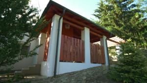 a small house with a porch and stairs at Kapolcs Vendégház in Kapolcs