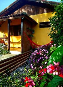 une maison avec un bouquet de fleurs devant elle dans l'établissement Recanto KAIRÓS, à Visconde de Mauá