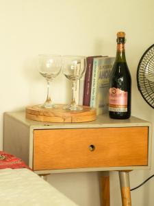 Una botella de vino y dos copas en una mesa. en SELVA ADENTRO, en Norcasia