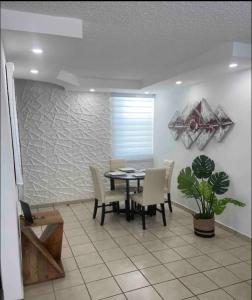 - une salle à manger avec une table et des chaises dans l'établissement cozy private apartment near sju airport, à Carolina