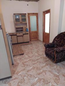 sala de estar con sofá y cocina en Mazmanyan 181, en Gyumri