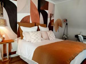 1 dormitorio con 1 cama grande con almohadas blancas en les roches du Cabellou 150M de la mer, en Concarneau