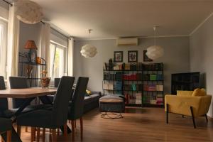 Posedenie v ubytovaní Modern and Elegant Apartment in a Quiet Part of Pula