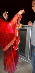 een vrouw in een rode jurk die een videospel speelt bij RAJVILAS SUITES in Dehradun