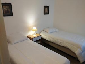 别德马La Guido的一张桌子上灯的房间里两张床铺