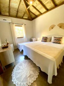 a bedroom with two beds and a window at Recanto Nascer do Sol a 2 km da Praia in Trancoso