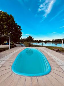 un frisbee bleu au milieu d'une allée dans l'établissement Casa Santa Ana Punta Teco, à Santa Ana