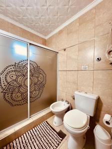 une salle de bain avec toilettes et douche dans l'établissement Casa Santa Ana Punta Teco, à Santa Ana 10 autres photos