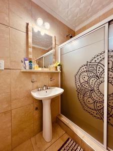 a bathroom with a sink and a mirror at Casa Santa Ana Punta Teco in Santa Ana