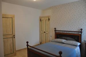 Portaria的住宿－Res Nova Il Colle，一间卧室配有一张带木制床架的床