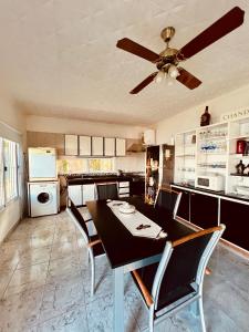 eine Küche mit einem Esstisch und einem Deckenventilator in der Unterkunft Casa Santa Ana Punta Teco in Santa Ana
