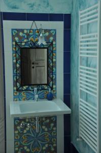 Portaria的住宿－Res Nova Il Colle，一间带水槽和镜子的浴室
