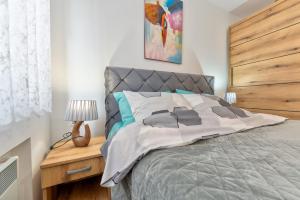 Un dormitorio con una cama con cabecero de madera. en Tijana, en Zlatibor