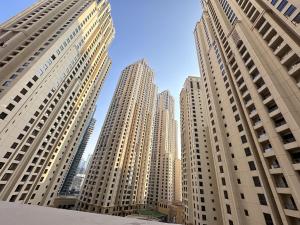 un grupo de edificios altos en una ciudad en Atlantis View Hostel en Dubái