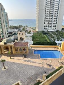 una vista aérea de un edificio con piscina en Atlantis View Hostel, en Dubái