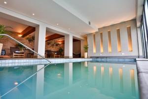 uma piscina num edifício com piscina em Hotel Carpe Diem Boutique & Spa em Campos do Jordão