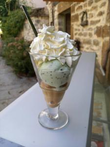 Eisbecher mit Schlagsahne im Glas in der Unterkunft Hotel de la Halle in Nolay