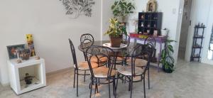 une salle à manger avec une table et quatre chaises dans l'établissement Apto PITANGUEIRAS SACADA-5Min Praia 1 vaga SERV PRAIA, à Guarujá