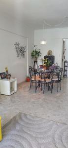 une salle à manger avec une table et des chaises dans l'établissement Apto PITANGUEIRAS SACADA-5Min Praia 1 vaga SERV PRAIA, à Guarujá 2 autres photos