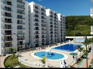 a large apartment building with a large swimming pool at Aqualina orange Girardot in Girardot