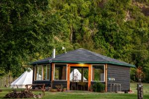 a gazebo with a tent in the grass at Amanecer Glamping in llifen