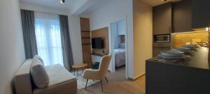 a room with a kitchen and a living room at Apartman Mali princ Jahorina in Jahorina