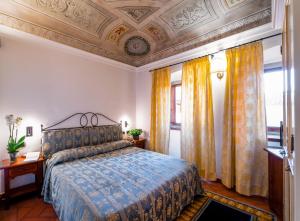 - une chambre avec un lit et un plafond à caissons dans l'établissement Albergo Falterona, à Stia