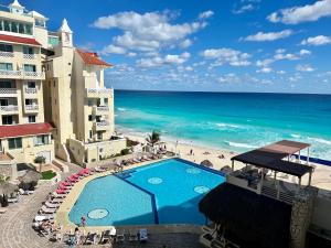 坎昆的住宿－Cancun Plaza - Best Beach，享有游泳池和海滩的景色