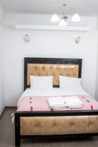 1 dormitorio con 1 cama con 2 toallas en 4bedroom Navilla westlands Nairobi, en Nairobi
