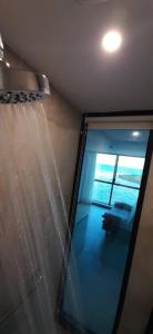 baño con ducha y vistas a una habitación en Ezza in Barra - Beach Flat, en Recife
