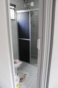 a bathroom with a shower and a toilet in it at Pousada da Vovó (Nelci) in Ponta Grossa