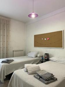 Habitación con 2 camas y toallas. en La Mirada de Monreal, en Monreal del Campo
