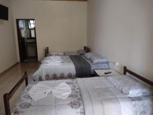ein Schlafzimmer mit 2 Betten und Handtüchern darauf in der Unterkunft Hotel Estância Santa Isabel in Santa Isabel