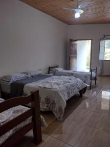 1 Schlafzimmer mit 2 Betten und einer Decke in der Unterkunft Hotel Estância Santa Isabel in Santa Isabel