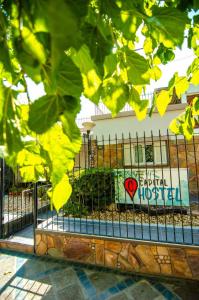 un cartel en una valla delante de un hospital en Capital Hostel en San Juan