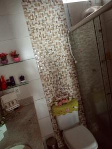 y baño con ducha, aseo y lavamanos. en Casa de Marabá no Bairro Cidade Jardim, en Marabá