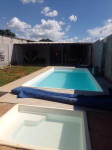 a swimming pool on top of a house at Chácara Incra 9 in Campo Limpo