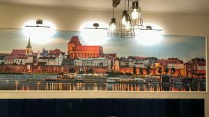 una pintura de una ciudad en una pared en Quick Trip Apartments Toruń en Toruń