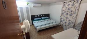 Habitación pequeña con cama y cortina en Love Apartments en Barcelona