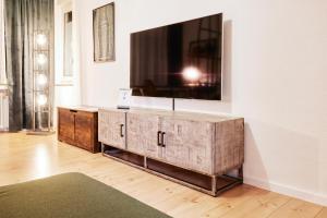sala de estar con TV grande en la pared en nobilis Apartment - 8 Pers. - Zentrumsnah - Netflix, en Meppen