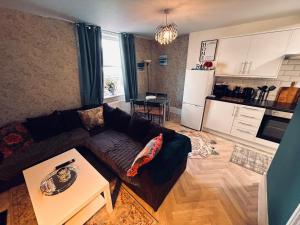 ein Wohnzimmer mit einem Sofa und einem Tisch in der Unterkunft Brighton Beach House in Brighton & Hove
