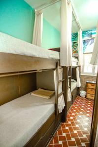 1 dormitorio con 2 literas en una habitación en Capital Hostel en San Juan