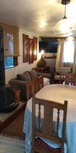 ein Wohnzimmer mit einem Tisch und einem Sofa in der Unterkunft Casa Villa Amanecer in Villarrica