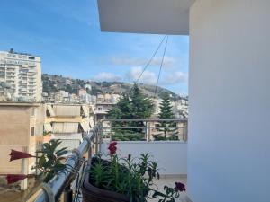 balkon z roślinami i widokiem na miasto w obiekcie Lea Apartament w Sarandzie